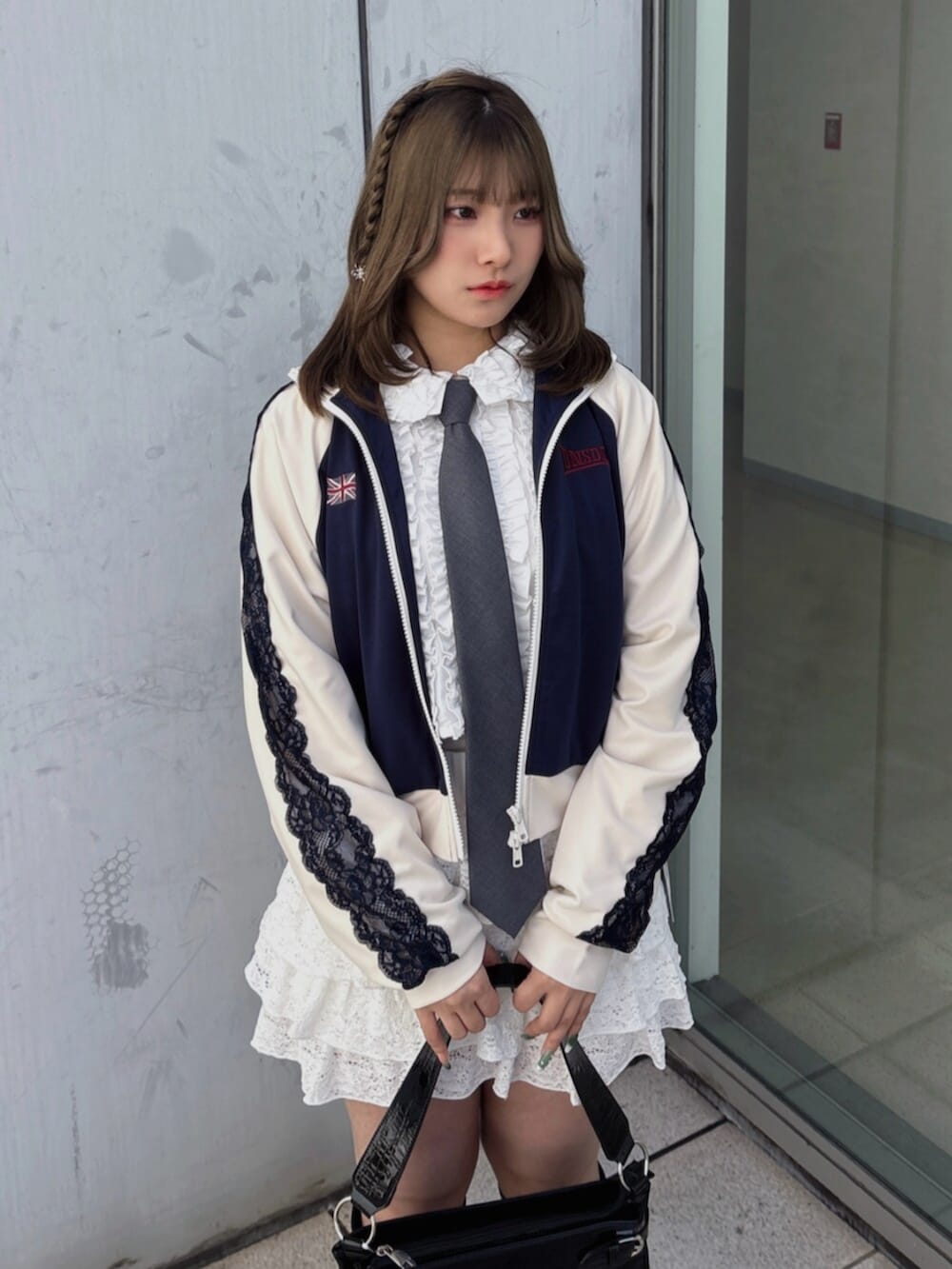 ブルー系のジャージ、ホワイト系のシャツ/ブラウス、グレー系のネクタイを着用したレディースの春コーディネートの5枚目の写真