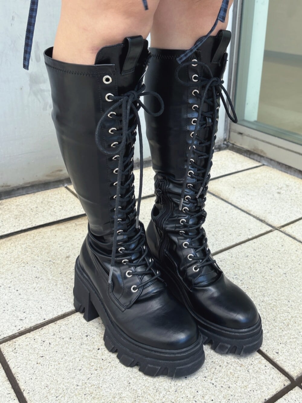 ブルー系のジャージ、ホワイト系のシャツ/ブラウス、グレー系のネクタイを着用したレディースの春コーディネートの10枚目の写真