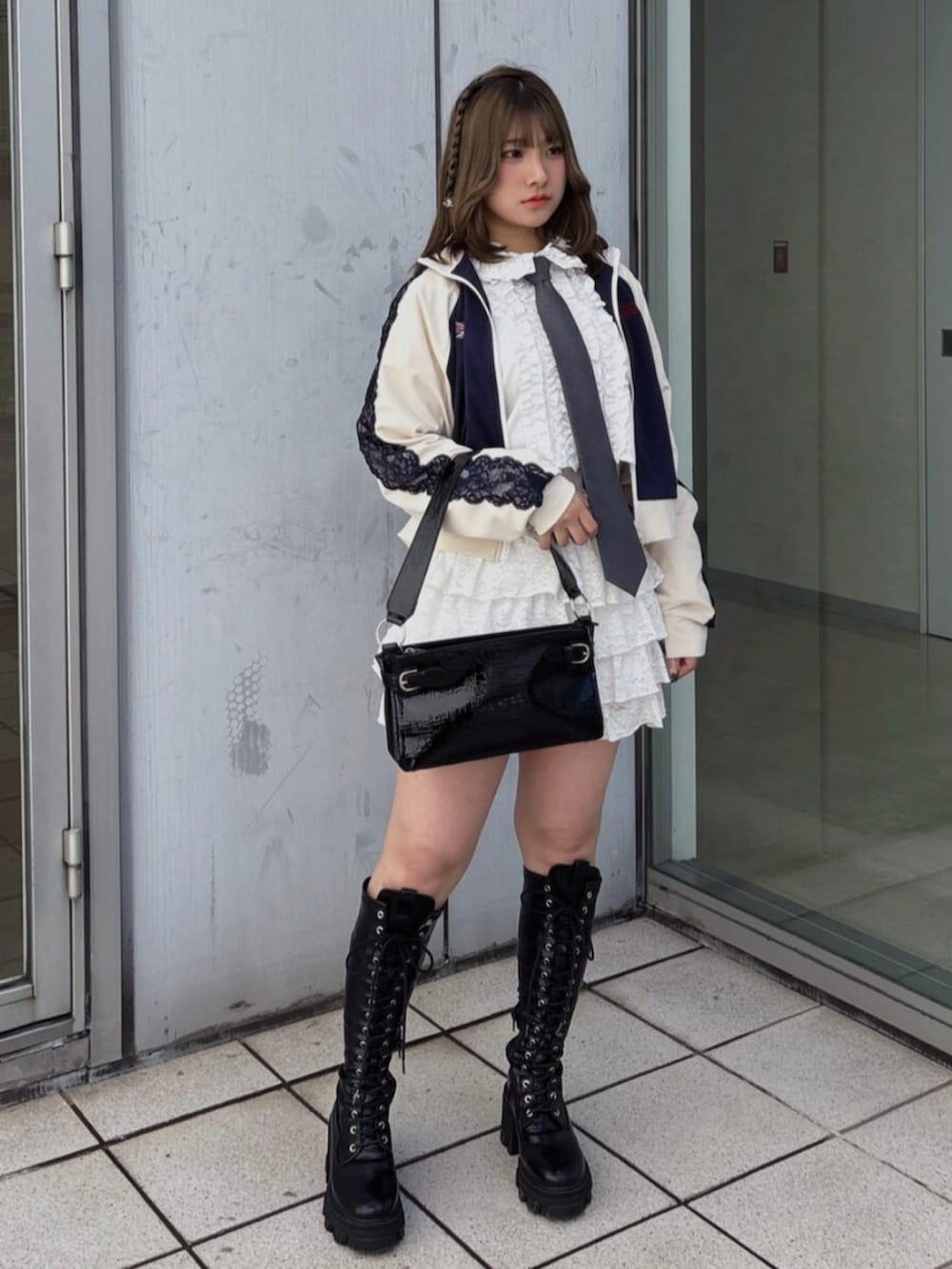 ブルー系のジャージ、ホワイト系のシャツ/ブラウス、グレー系のネクタイを着用したレディースの春コーディネートの2枚目の写真