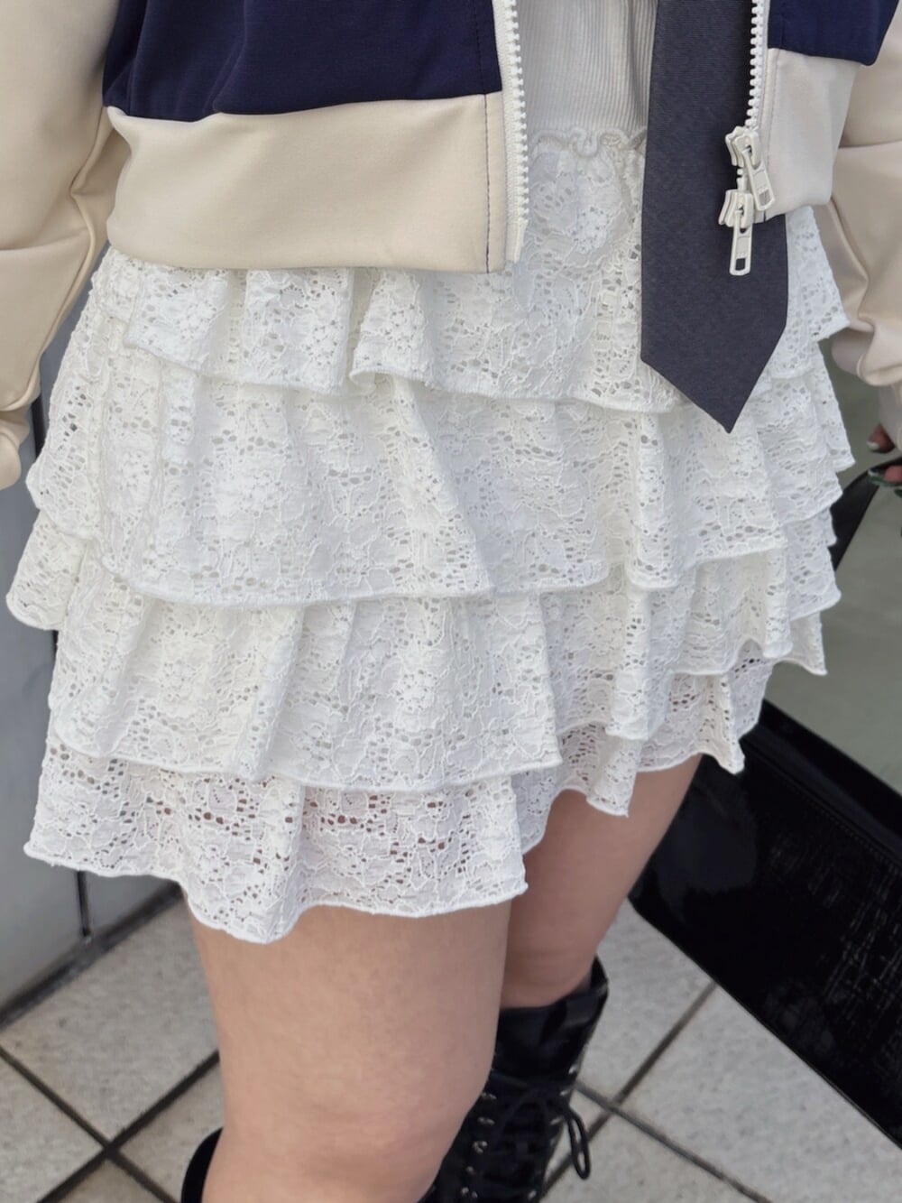 ブルー系のジャージ、ホワイト系のシャツ/ブラウス、グレー系のネクタイを着用したレディースの春コーディネートの9枚目の写真