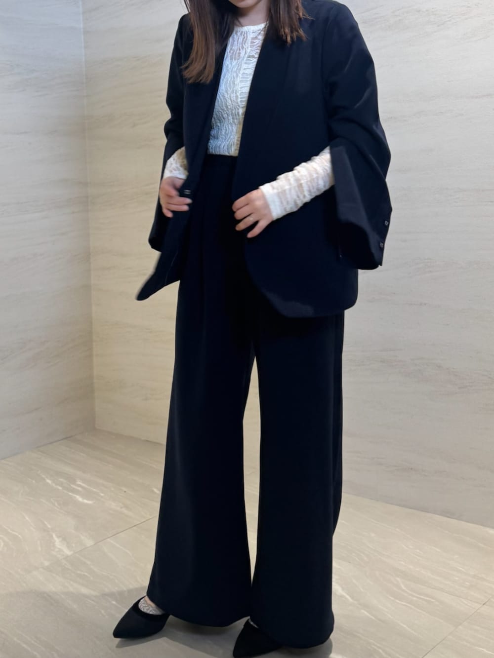 ブルー系のその他パンツ、ブルー系のノーカラージャケット、ホワイト系のTシャツ/カットソーを着用したレディースの冬コーディネートの5枚目の写真