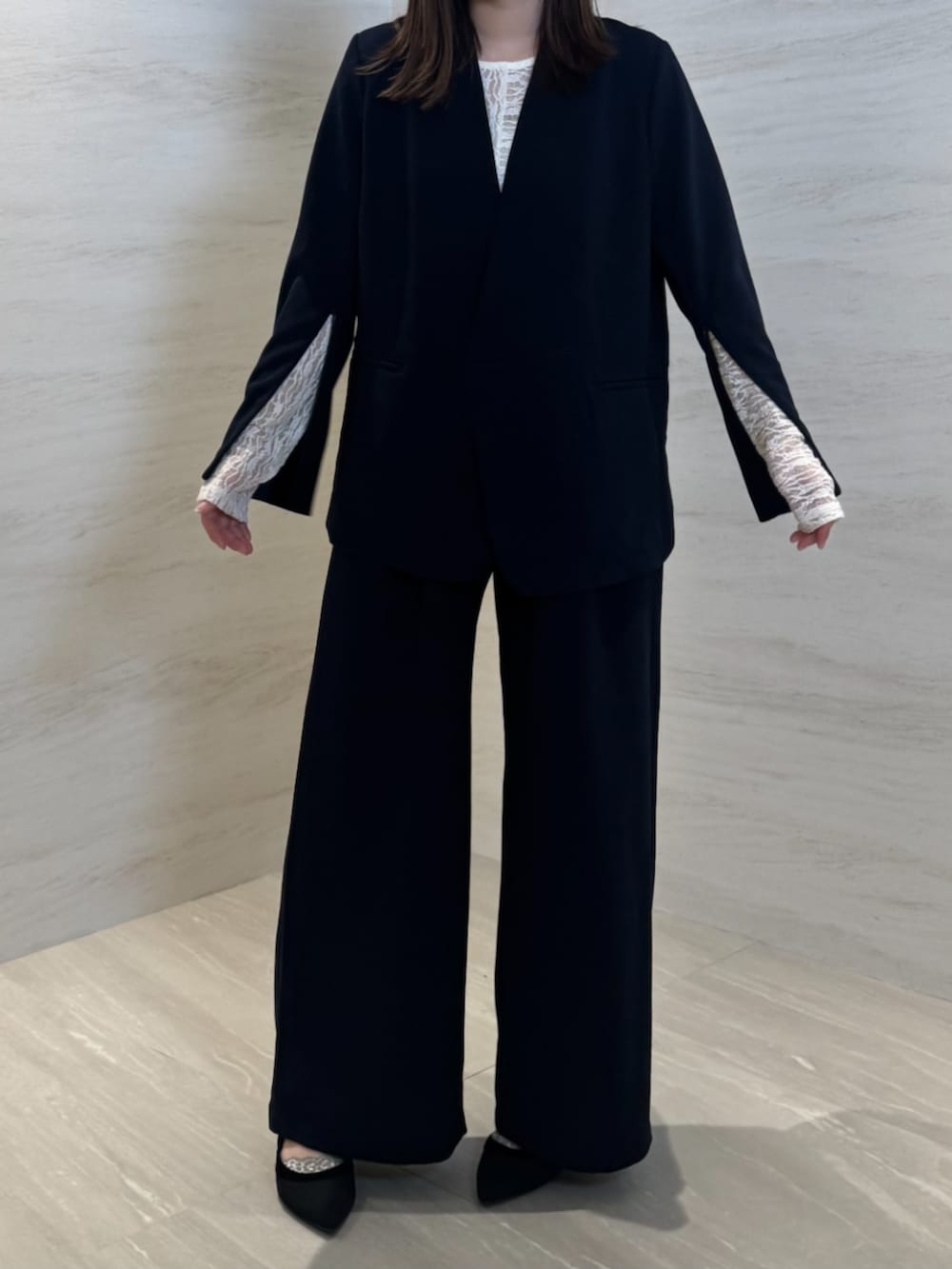 ブルー系のその他パンツ、ブルー系のノーカラージャケット、ホワイト系のTシャツ/カットソーを着用したレディースの冬コーディネートの2枚目の写真