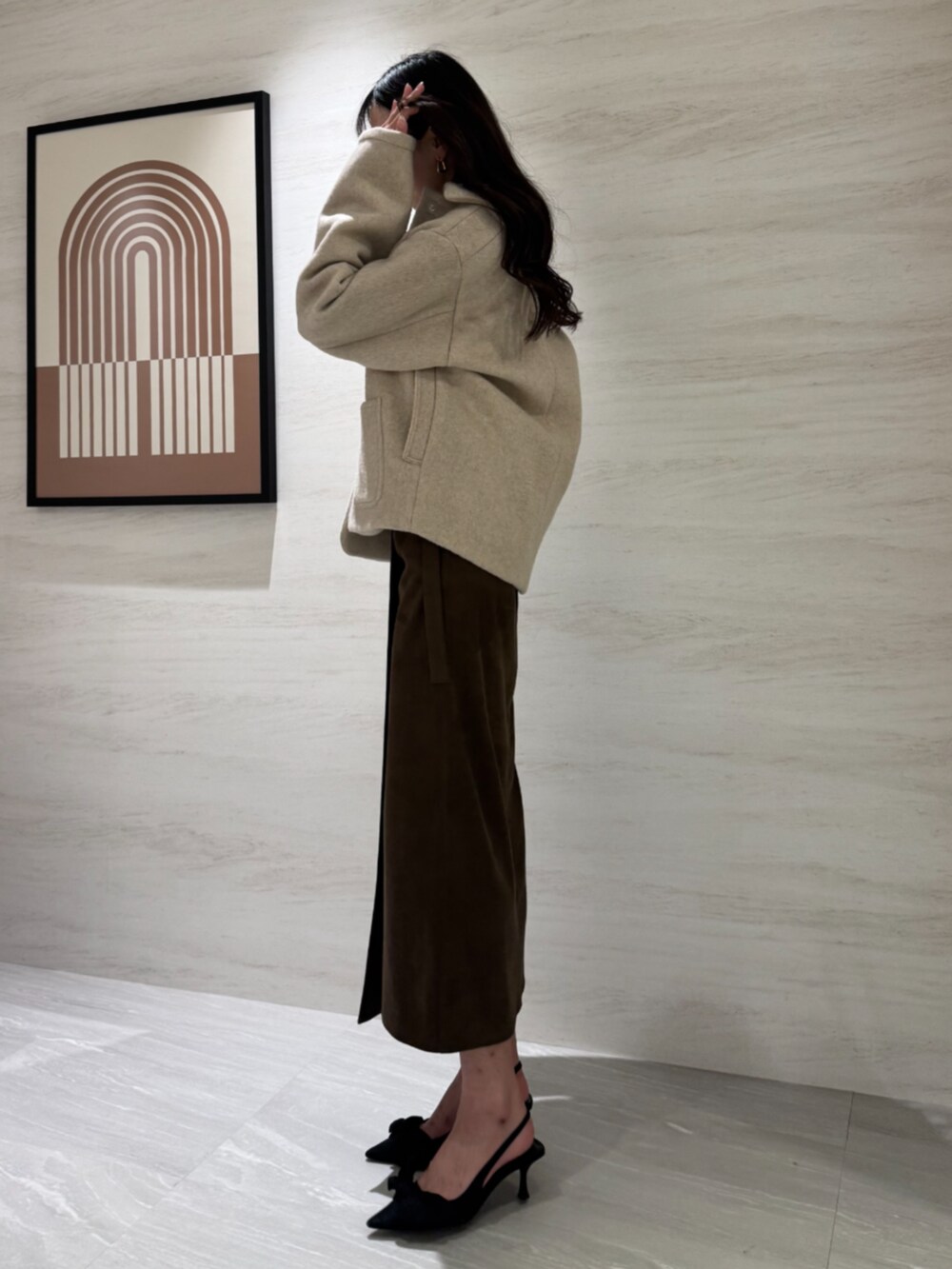 ホワイト系のTシャツ/カットソー、ブラウン系のスカート、ホワイト系のブルゾンを着用したレディースの冬コーディネートの2枚目の写真