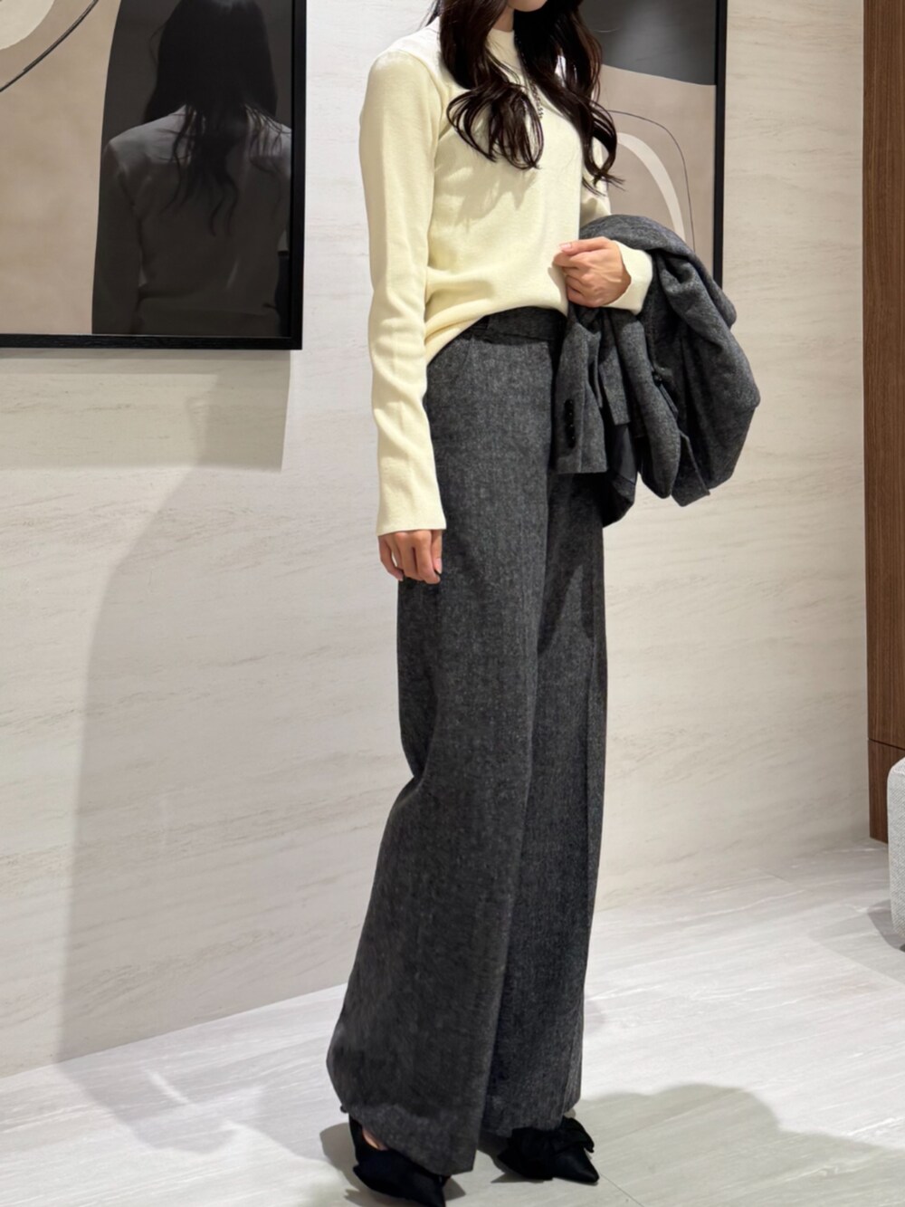 グレー系のテーラードジャケット、グレー系のその他パンツ、ホワイト系のニット/セーターを着用したレディースの冬コーディネートの6枚目の写真