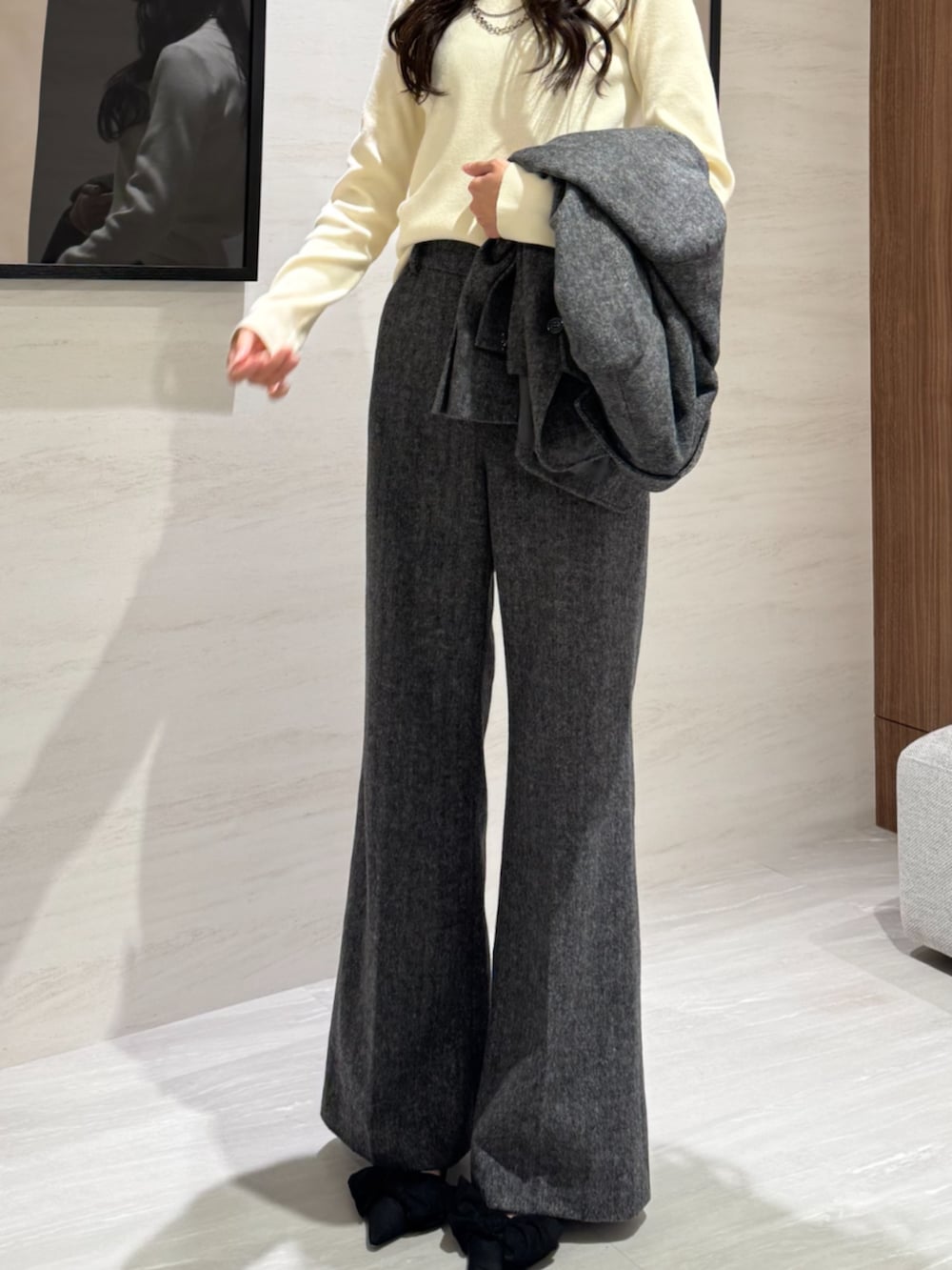 グレー系のテーラードジャケット、グレー系のその他パンツ、ホワイト系のニット/セーターを着用したレディースの冬コーディネートの3枚目の写真