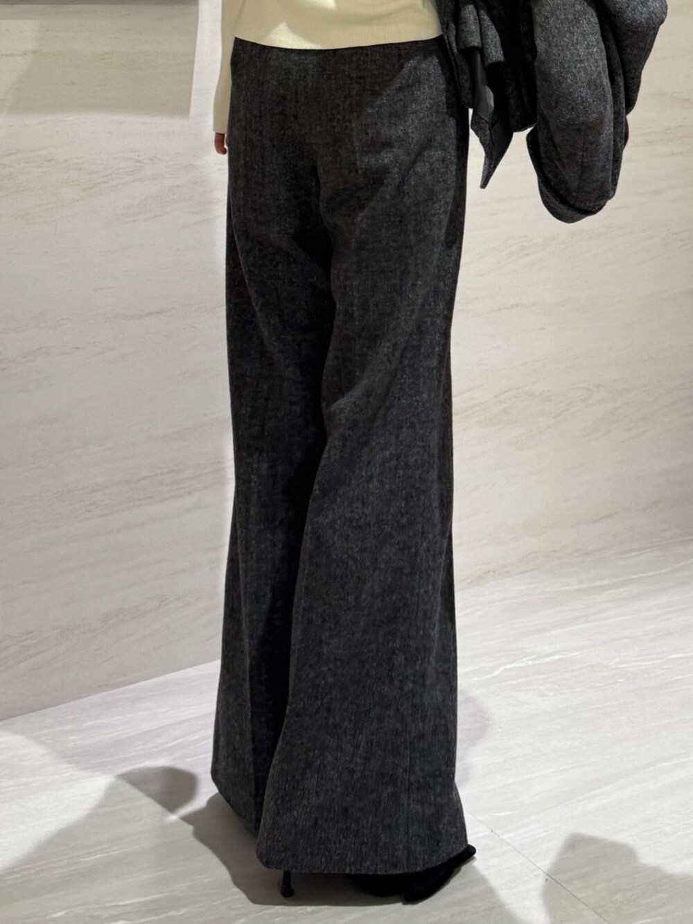 グレー系のテーラードジャケット、グレー系のその他パンツ、ホワイト系のニット/セーターを着用したレディースの冬コーディネートの9枚目の写真