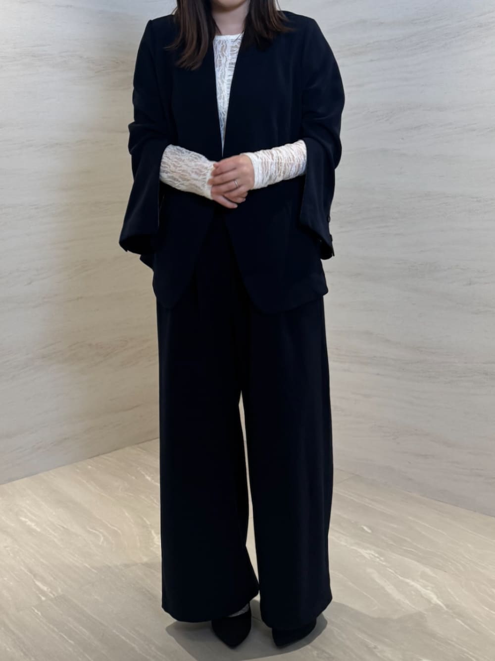 ブルー系のその他パンツ、ブルー系のノーカラージャケット、ホワイト系のTシャツ/カットソーを着用したレディースの冬コーディネートの4枚目の写真