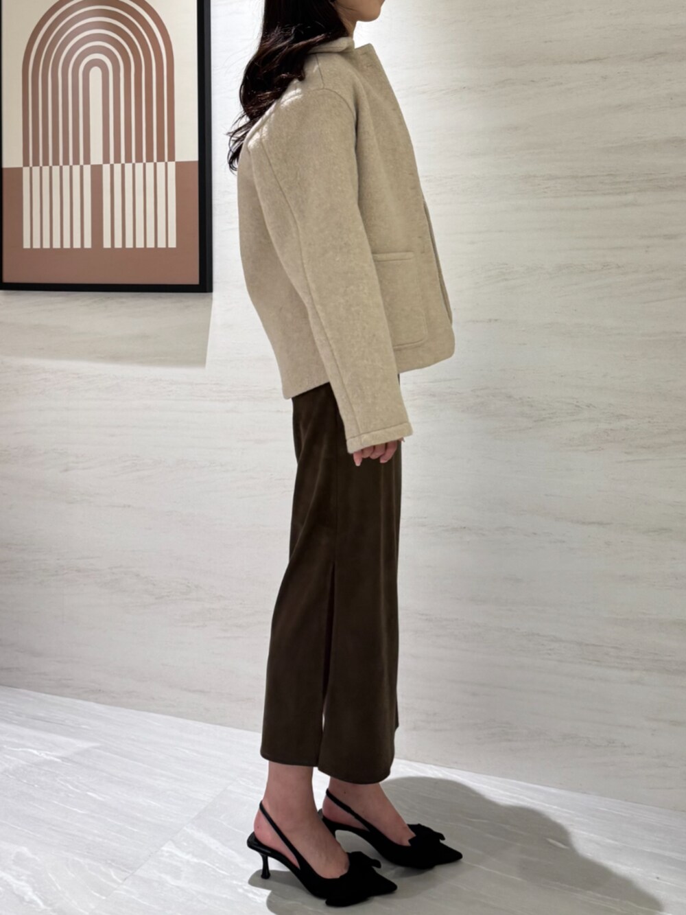 ホワイト系のTシャツ/カットソー、ブラウン系のスカート、ホワイト系のブルゾンを着用したレディースの冬コーディネートの3枚目の写真