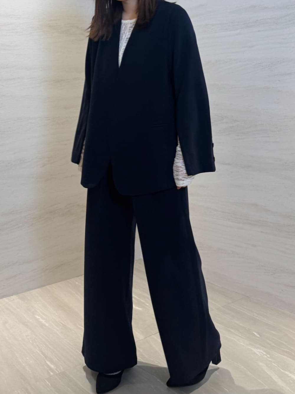 ブルー系のその他パンツ、ブルー系のノーカラージャケット、ホワイト系のTシャツ/カットソーを着用したレディースの冬コーディネートの3枚目の写真