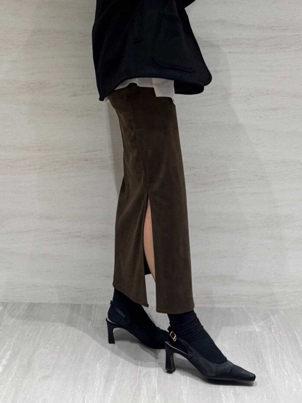 ホワイト系のシャツ/ブラウス、ブラウン系のスカート、ブラック系のブルゾンを着用したレディースの秋コーディネートの6枚目の写真