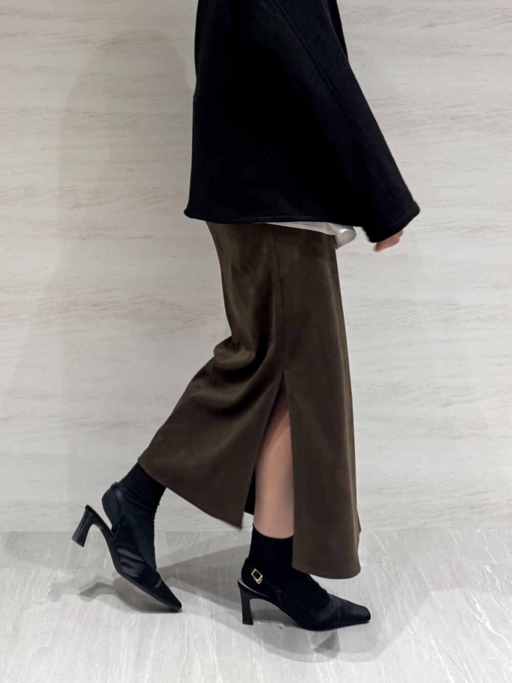 ホワイト系のシャツ/ブラウス、ブラウン系のスカート、ブラック系のブルゾンを着用したレディースの秋コーディネートの5枚目の写真