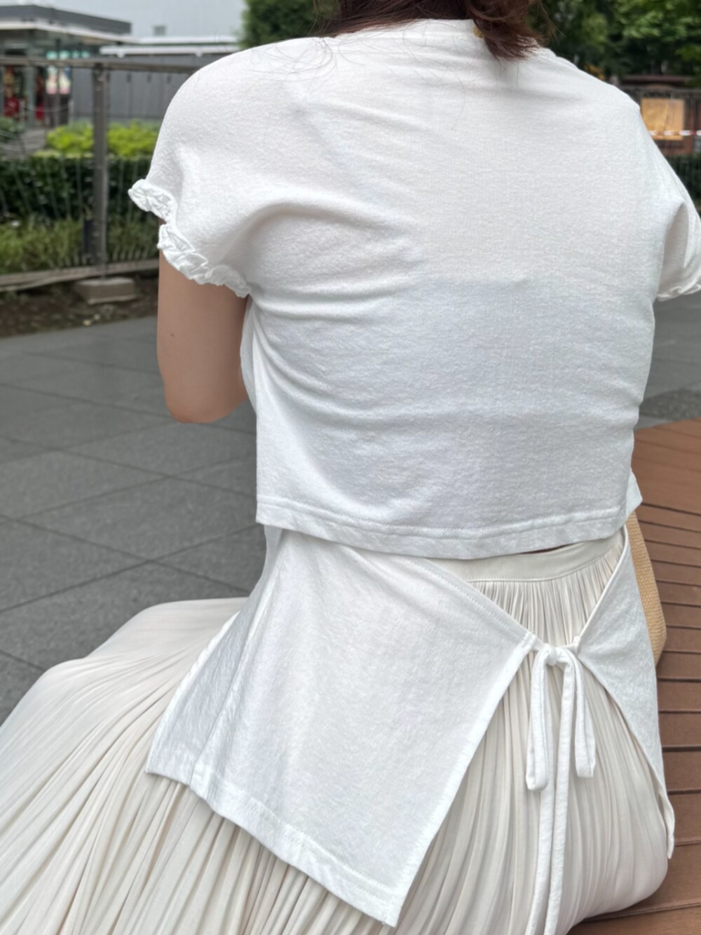 ベージュ系のトートバッグ、ホワイト系のTシャツ/カットソー、ホワイト系のスカートを着用したレディースの夏コーディネートの2枚目の写真
