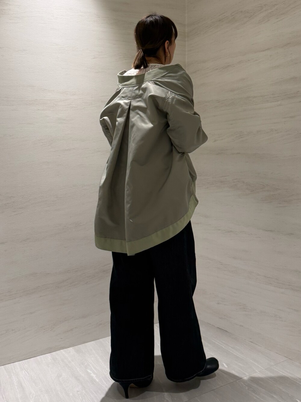 ホワイト系のTシャツ/カットソー、グリーン系のMA-1を着用したレディースの春コーディネートの5枚目の写真