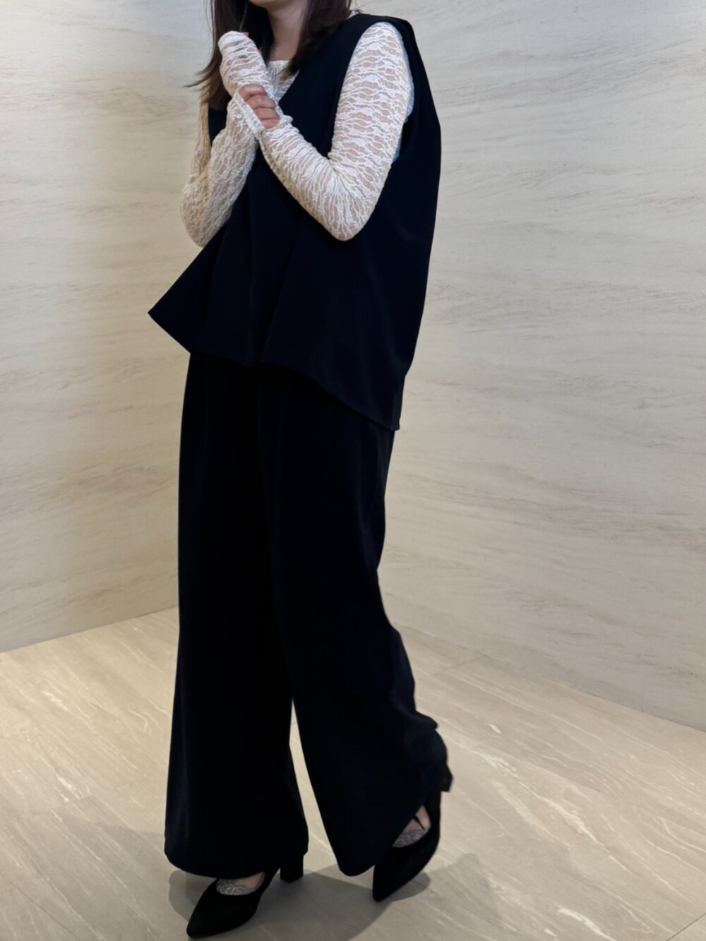 ブルー系のベスト、ブルー系のその他パンツ、ホワイト系のTシャツ/カットソーを着用したレディースの冬コーディネートの5枚目の写真