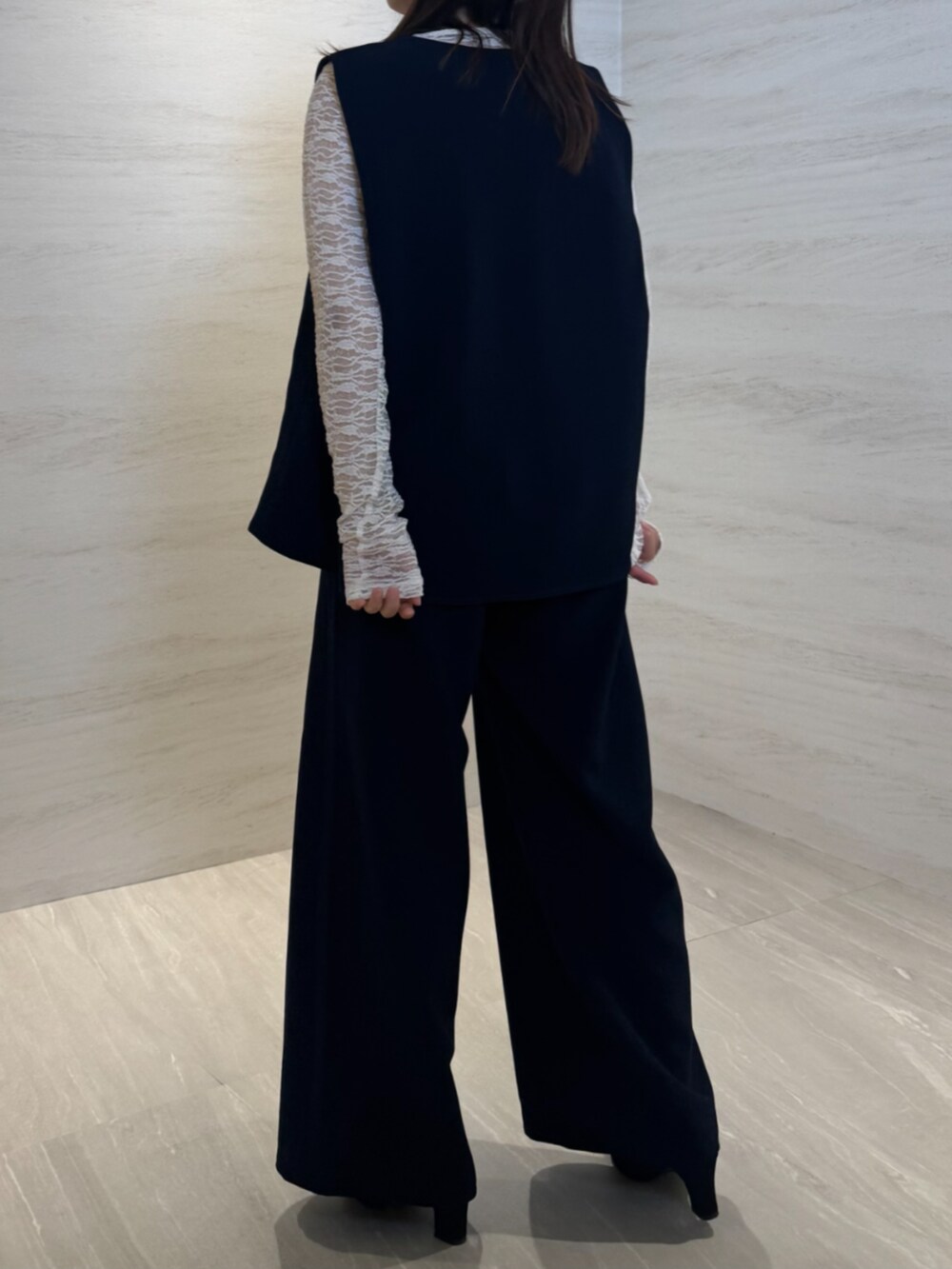 ブルー系のベスト、ブルー系のその他パンツ、ホワイト系のTシャツ/カットソーを着用したレディースの冬コーディネートの3枚目の写真