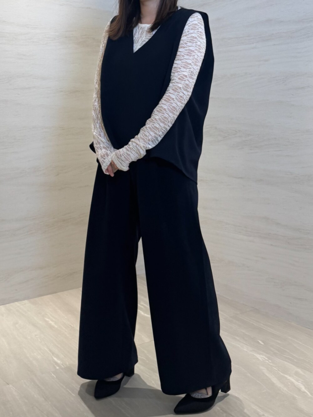 ブルー系のベスト、ブルー系のその他パンツ、ホワイト系のTシャツ/カットソーを着用したレディースの冬コーディネートの2枚目の写真