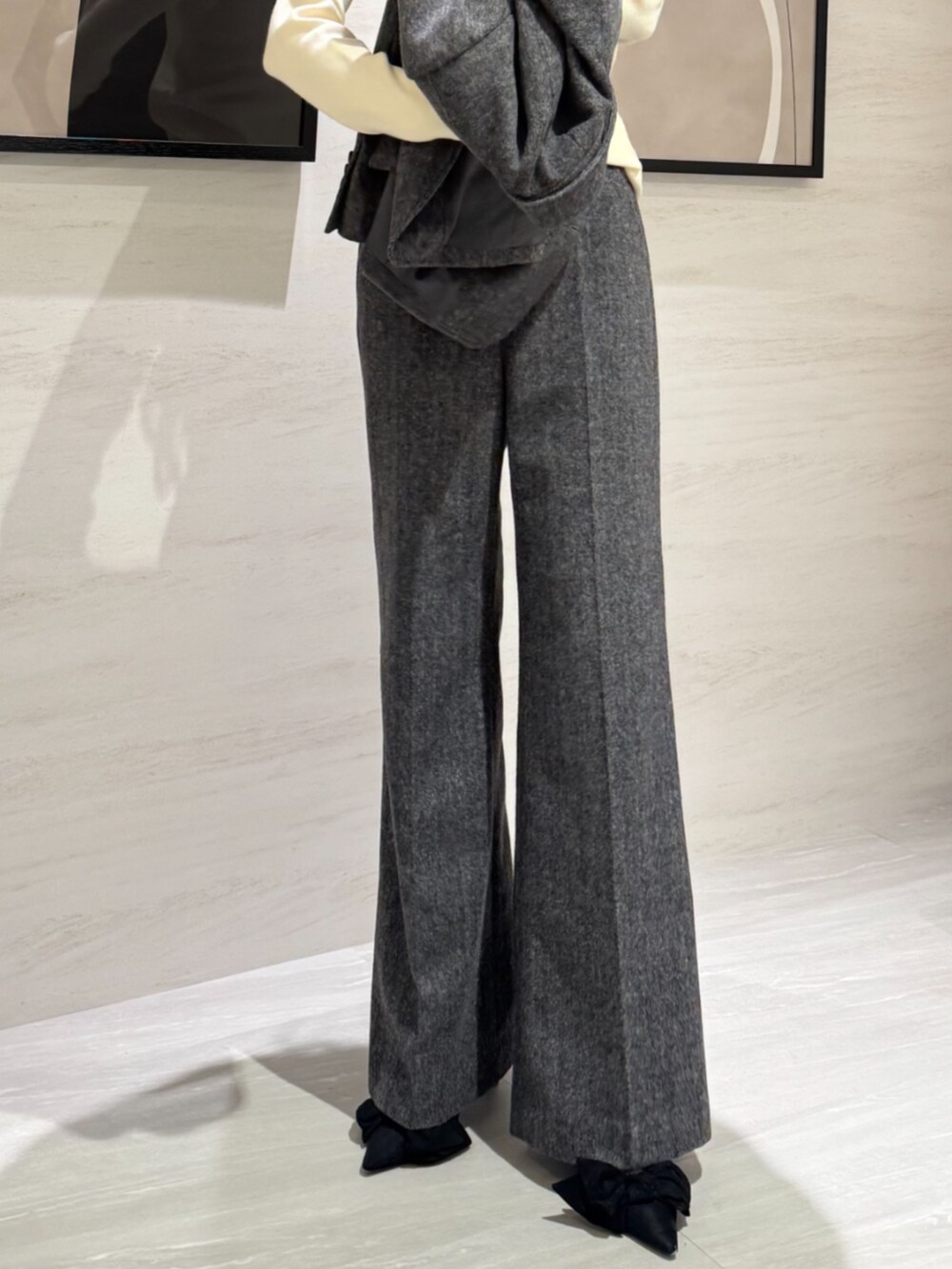 グレー系のテーラードジャケット、グレー系のその他パンツ、ホワイト系のニット/セーターを着用したレディースの冬コーディネートの7枚目の写真