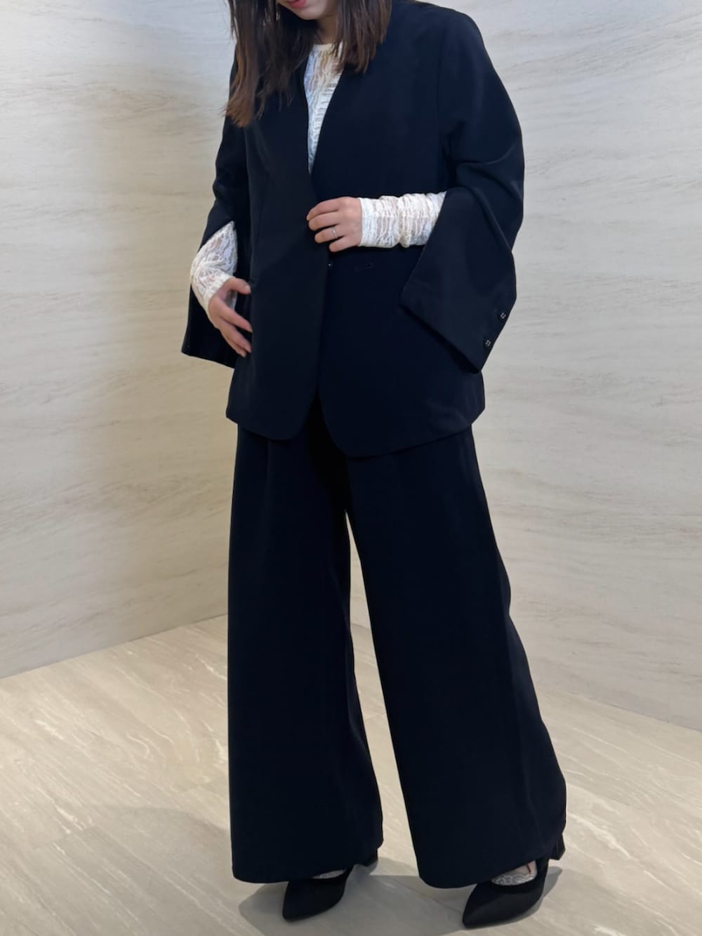 ブルー系のその他パンツ、ブルー系のノーカラージャケット、ホワイト系のTシャツ/カットソーを着用したレディースの冬コーディネートの6枚目の写真