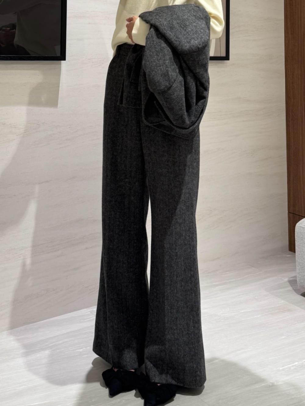 グレー系のテーラードジャケット、グレー系のその他パンツ、ホワイト系のニット/セーターを着用したレディースの冬コーディネートの5枚目の写真