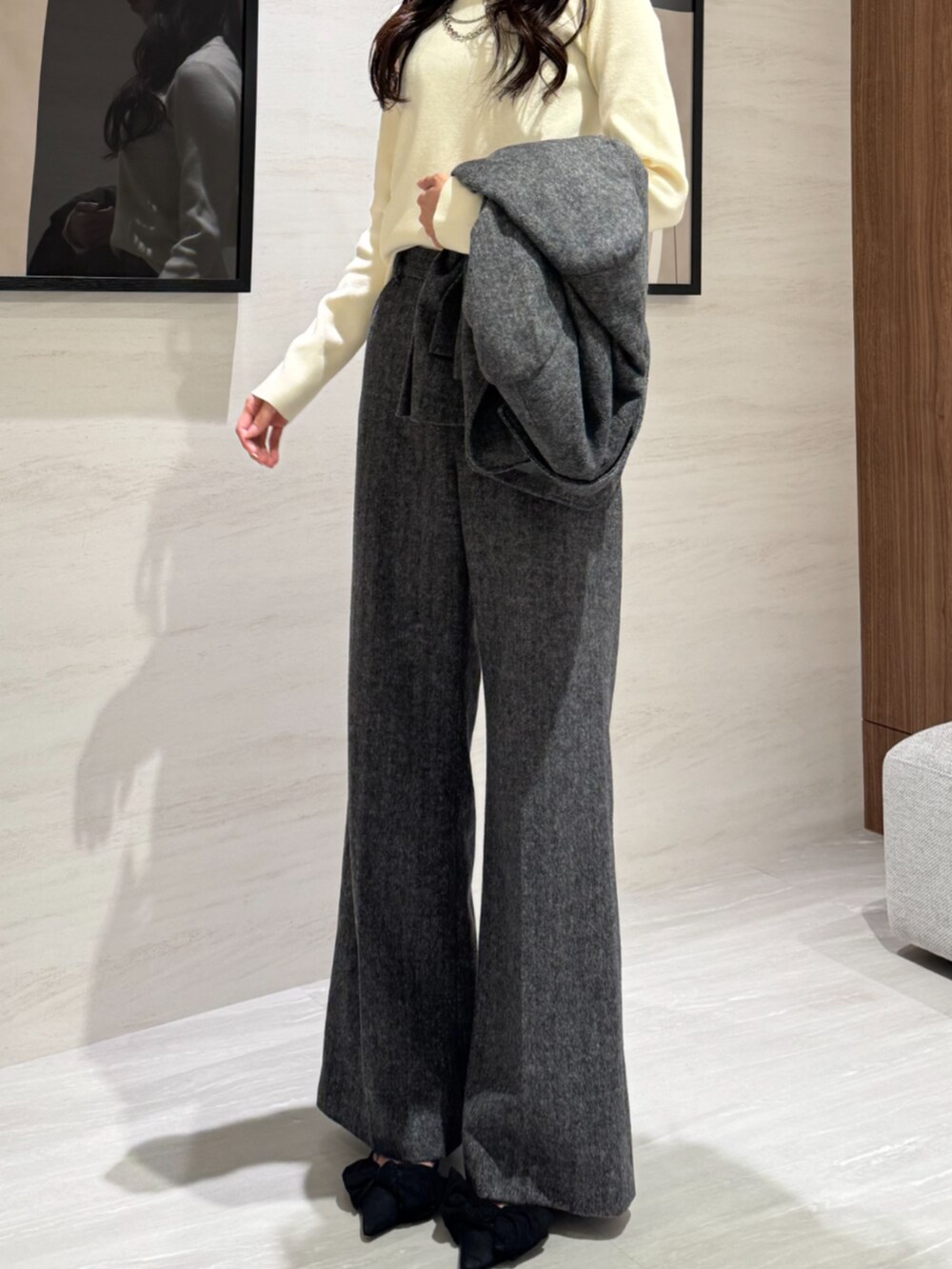 グレー系のテーラードジャケット、グレー系のその他パンツ、ホワイト系のニット/セーターを着用したレディースの冬コーディネートの4枚目の写真