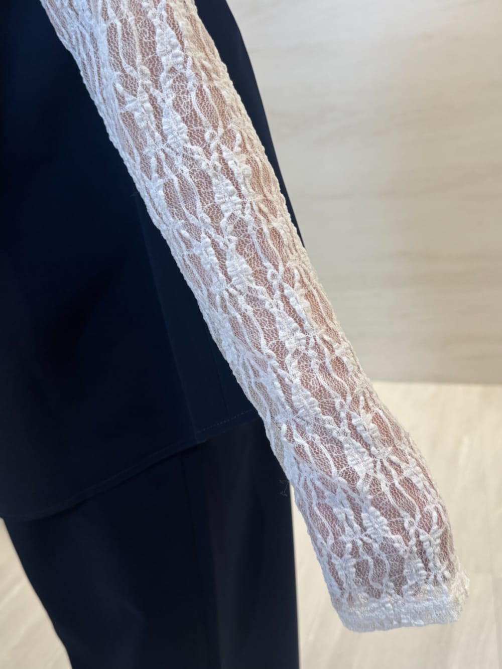 ブルー系のベスト、ブルー系のその他パンツ、ホワイト系のTシャツ/カットソーを着用したレディースの冬コーディネートの6枚目の写真