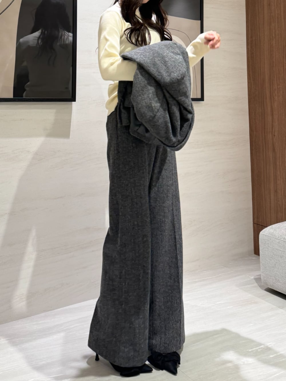 グレー系のテーラードジャケット、グレー系のその他パンツ、ホワイト系のニット/セーターを着用したレディースの冬コーディネートの8枚目の写真