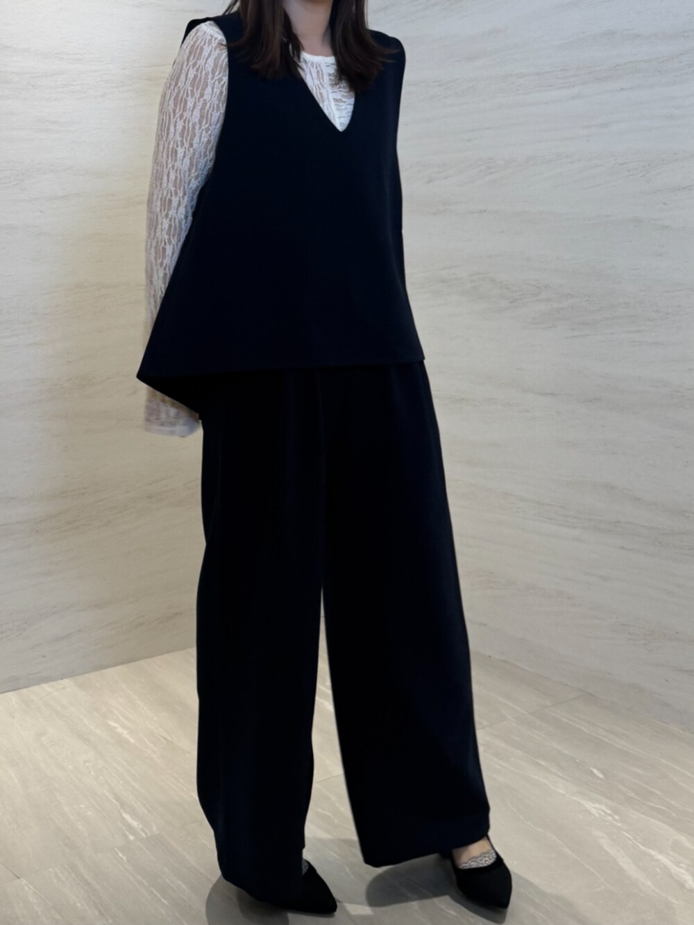 ブルー系のベスト、ブルー系のその他パンツ、ホワイト系のTシャツ/カットソーを着用したレディースの冬コーディネートの4枚目の写真