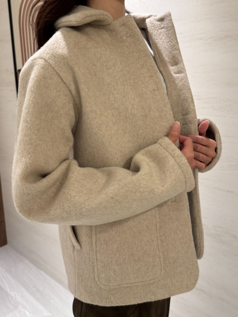 ホワイト系のTシャツ/カットソー、ブラウン系のスカート、ホワイト系のブルゾンを着用したレディースの冬コーディネートの6枚目の写真