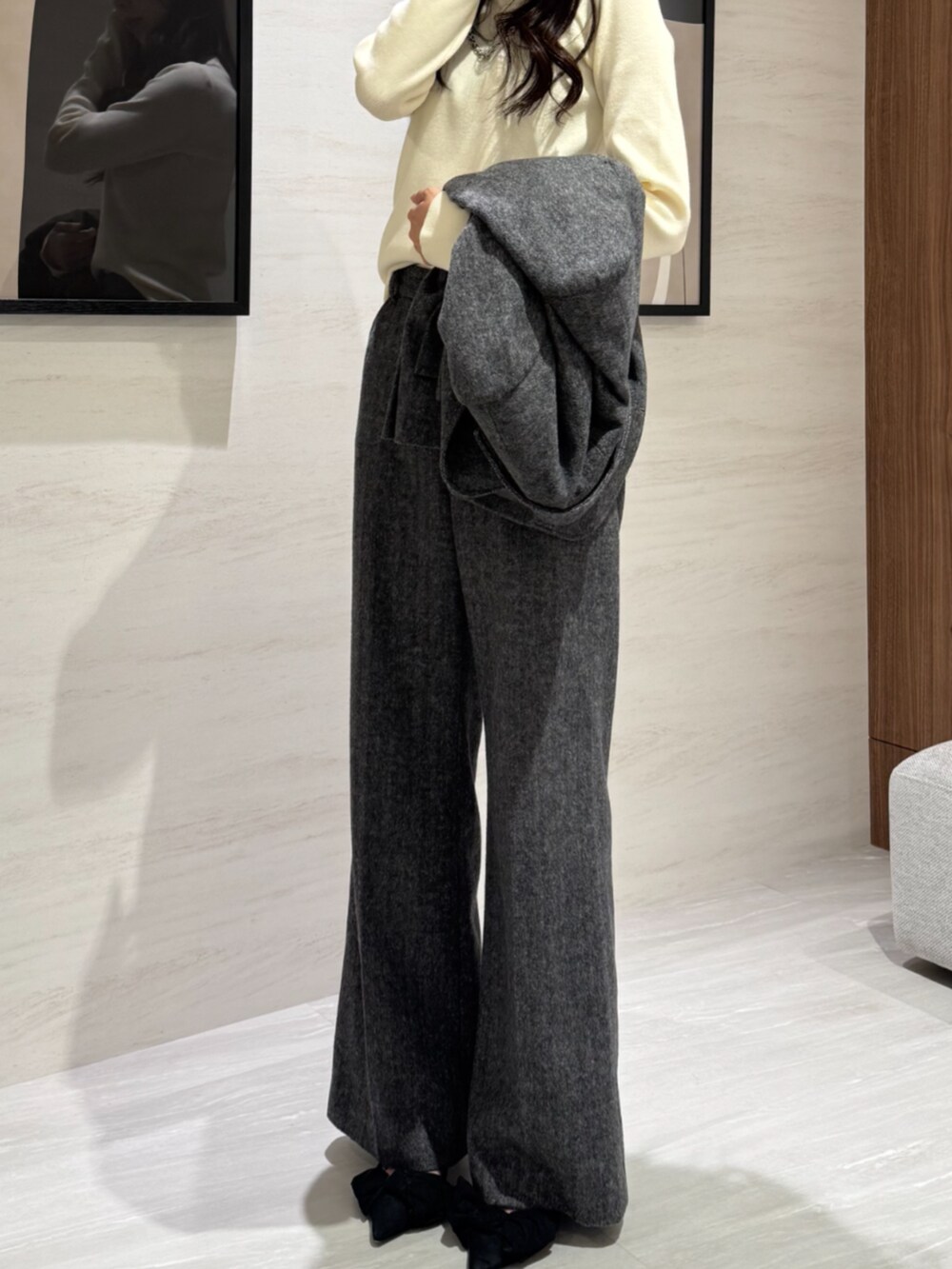 グレー系のテーラードジャケット、グレー系のその他パンツ、ホワイト系のニット/セーターを着用したレディースの冬コーディネートの2枚目の写真