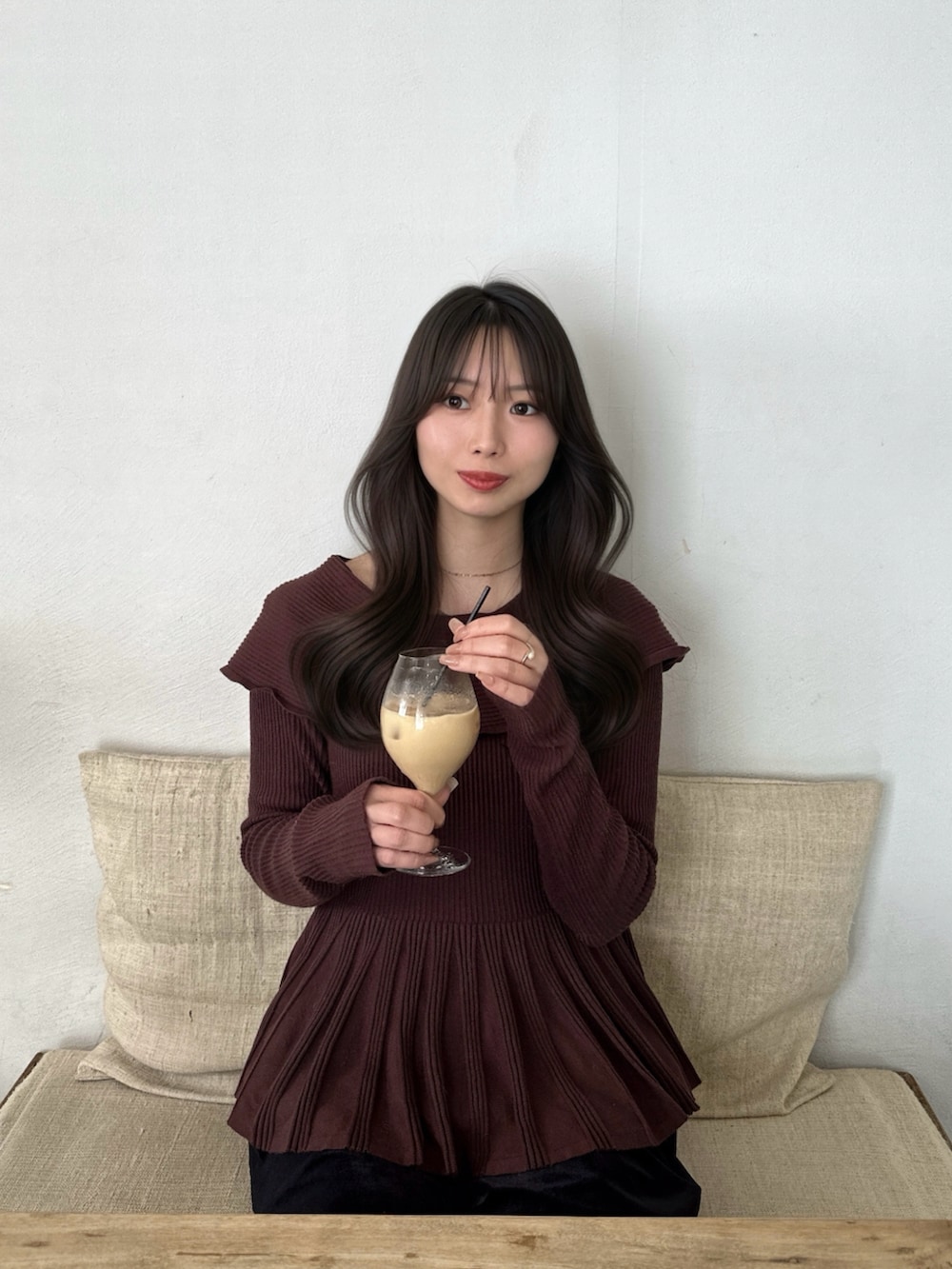 ブラウン系のニット/セーター、ブラック系のその他パンツを着用したレディースの冬コーディネートの2枚目の写真