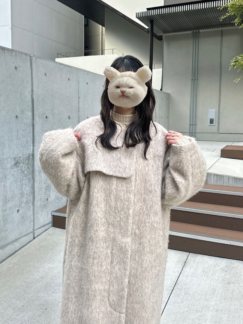 ブラウン系のブーツ、ベージュ系のダウンジャケット/コートを着用したレディースの冬コーディネートの2枚目の写真