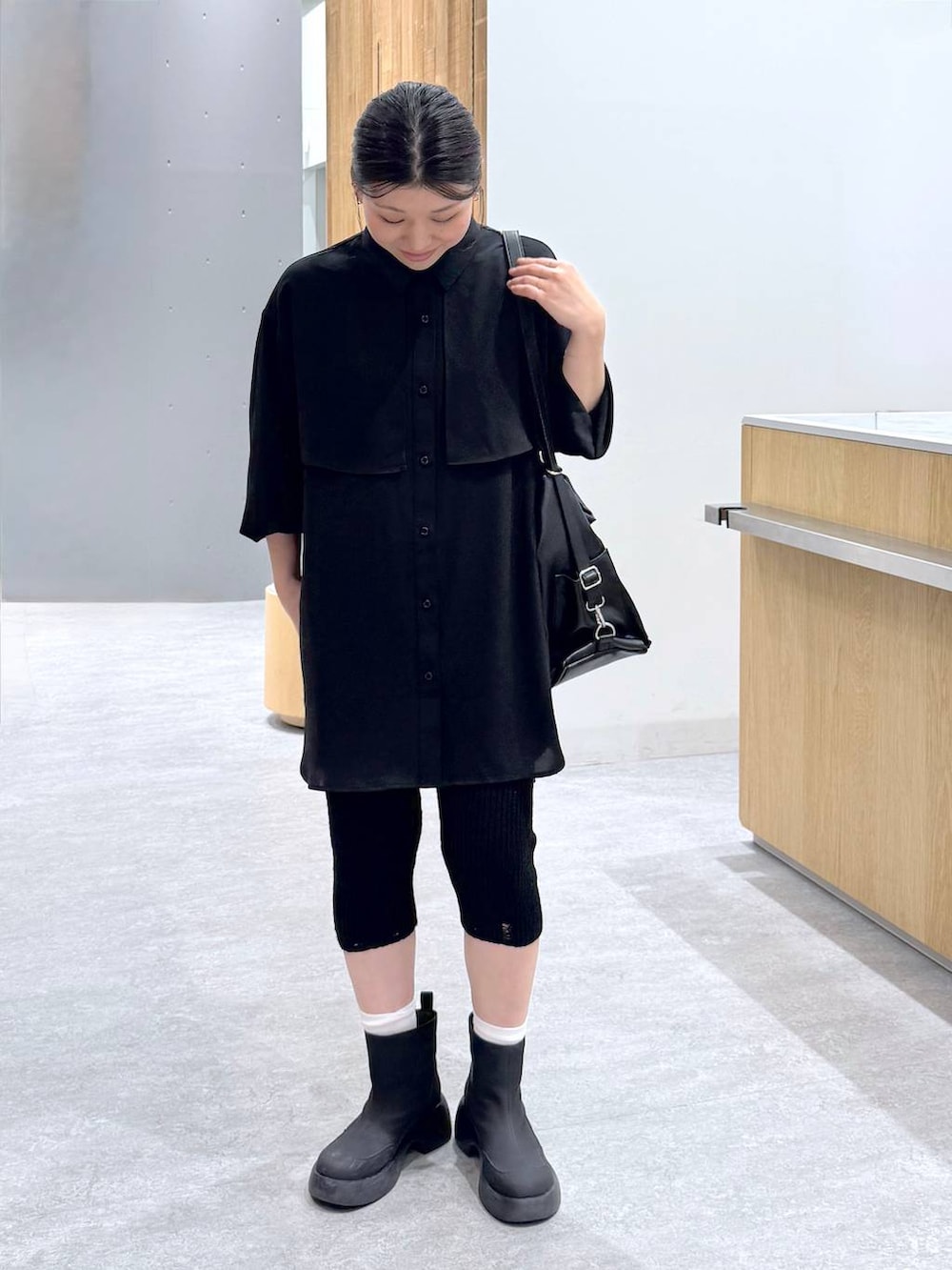 ブラック系のショルダーバッグ、ブラック系のシャツ/ブラウス、ブラック系のその他パンツを着用したレディースの春コーディネートの2枚目の写真