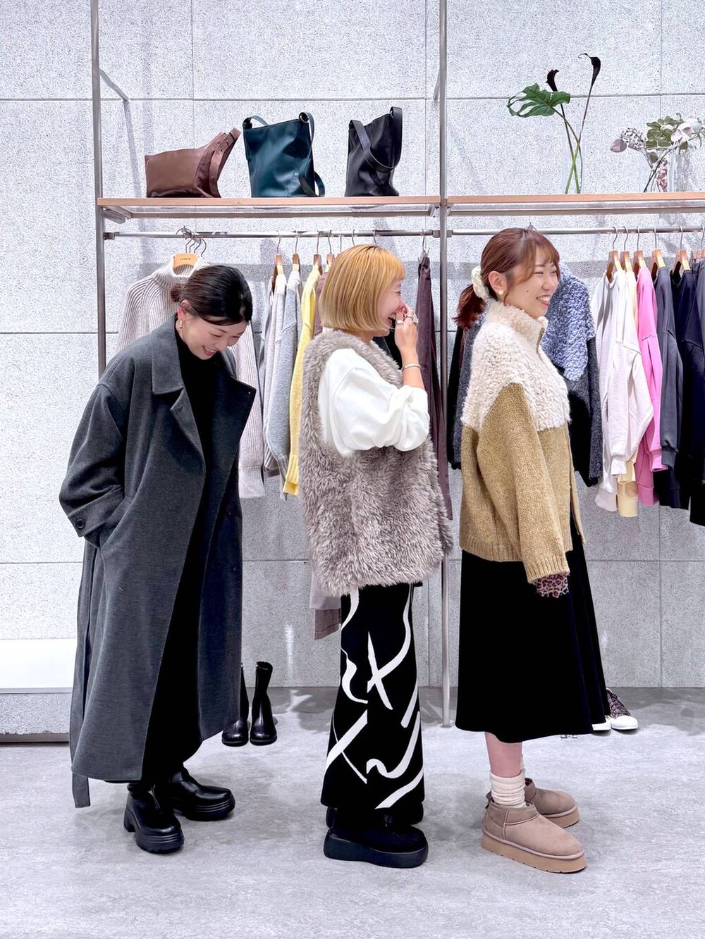 その他のTシャツ/カットソー、ブラック系のスカート、グレー系のステンカラーコートを着用したレディースの秋コーディネートの6枚目の写真