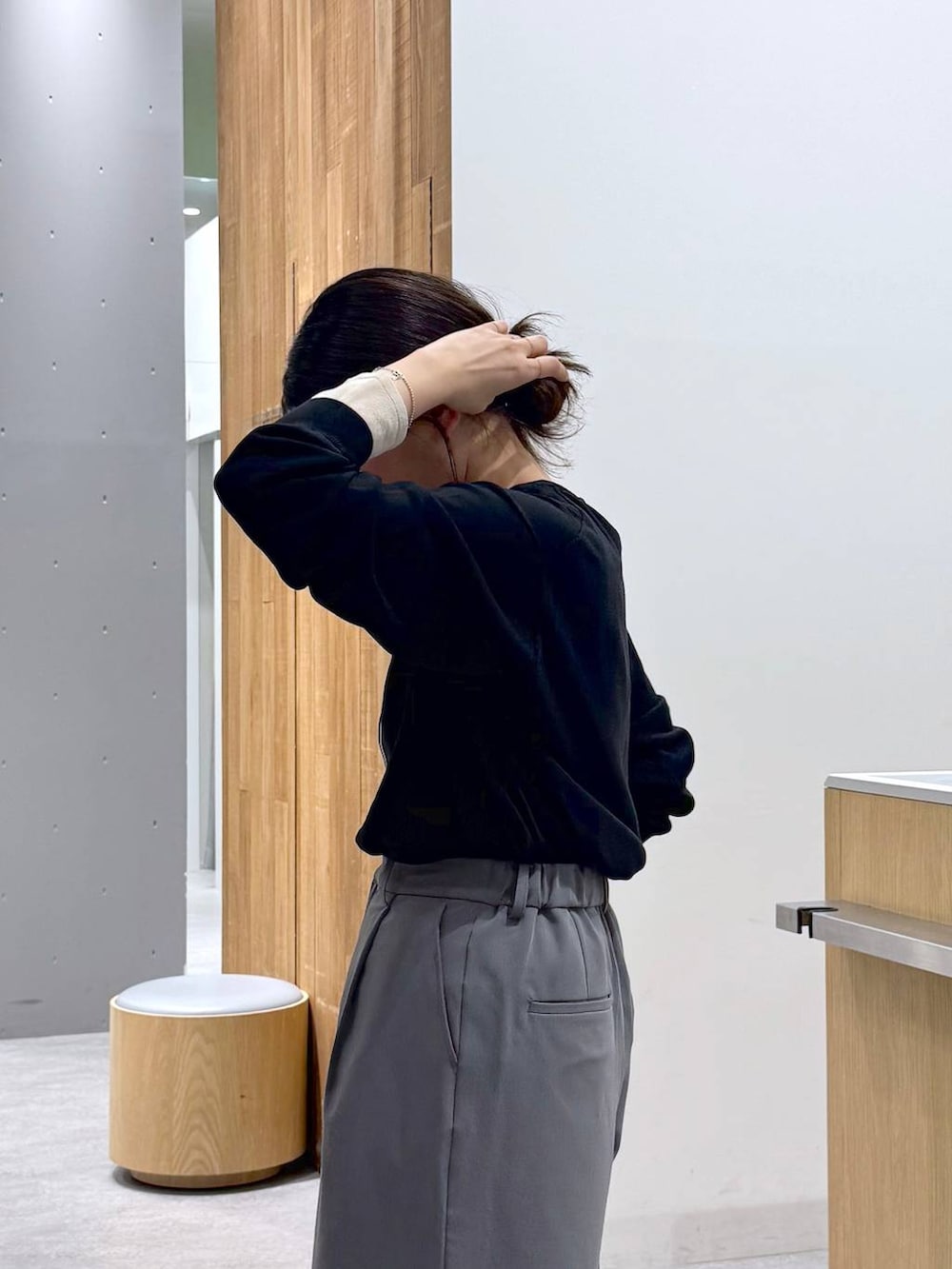 グレー系のその他パンツ、ブラック系のその他シューズ、ブラック系のカーディガン/ボレロを着用したレディースの春コーディネートの4枚目の写真