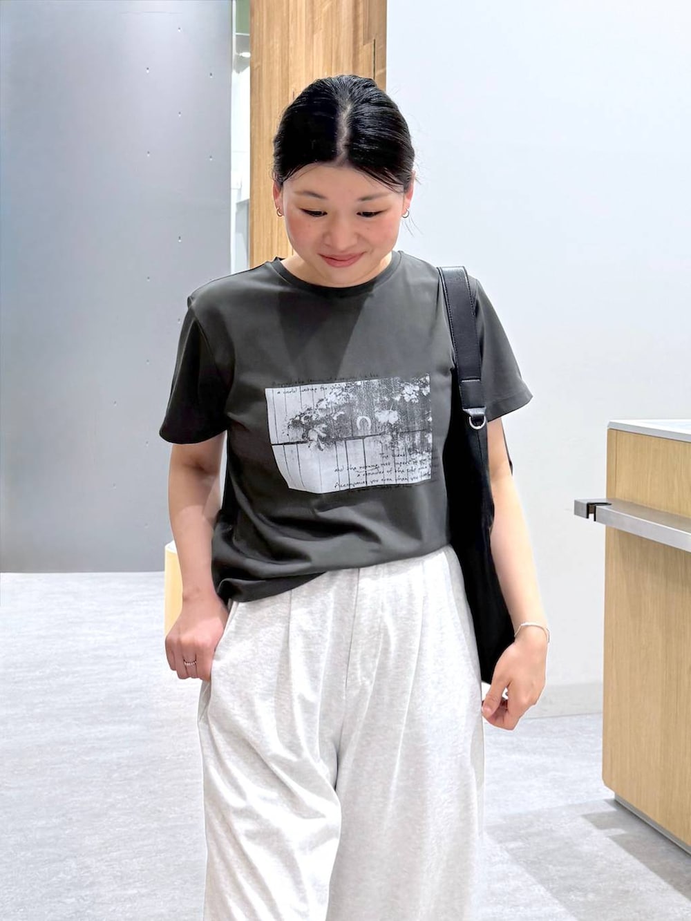 ブラック系のショルダーバッグ、グレー系のTシャツ/カットソー、グレー系のその他パンツを着用したレディースの春コーディネートの4枚目の写真