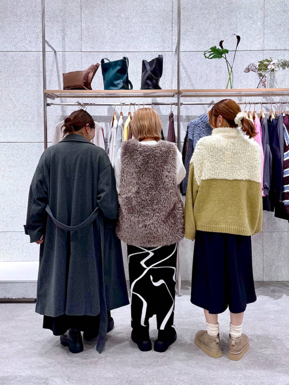 その他のTシャツ/カットソー、ブラック系のスカート、グレー系のステンカラーコートを着用したレディースの秋コーディネートの5枚目の写真