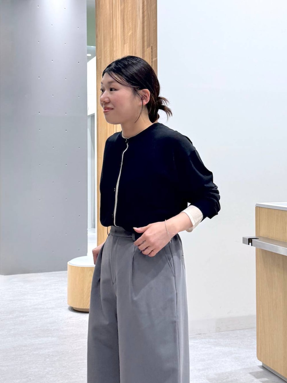 グレー系のその他パンツ、ブラック系のその他シューズ、ブラック系のカーディガン/ボレロを着用したレディースの春コーディネートの5枚目の写真