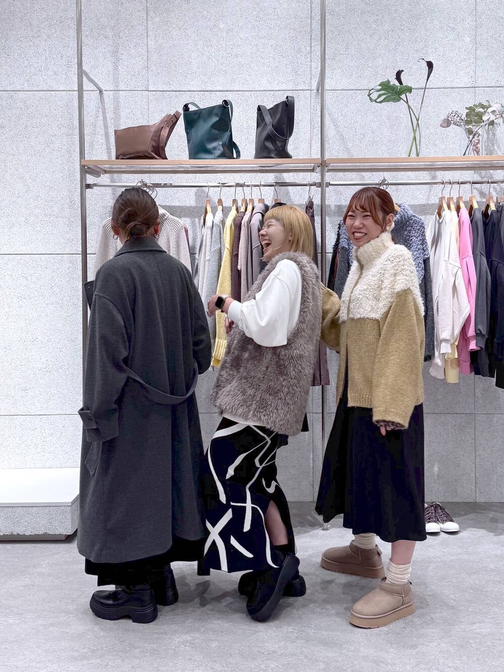 その他のTシャツ/カットソー、ブラック系のスカート、グレー系のステンカラーコートを着用したレディースの秋コーディネートの4枚目の写真