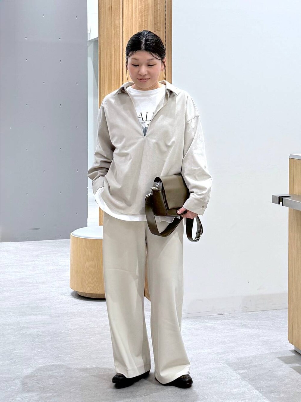 ブラウン系のショルダーバッグ、その他のパンプス、ホワイト系のその他パンツを着用したレディースの春コーディネートの6枚目の写真