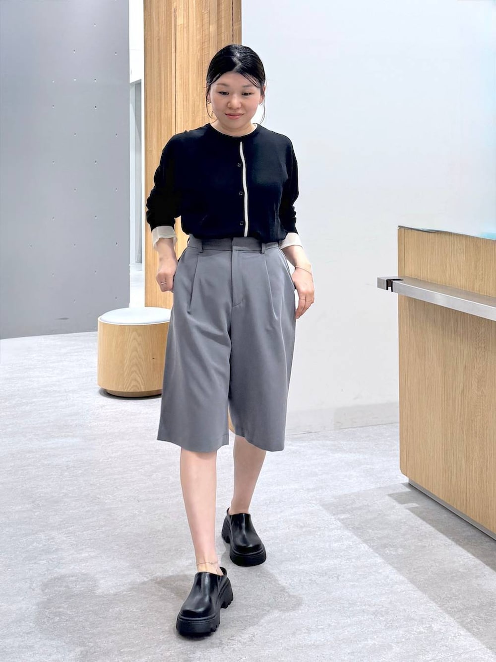 グレー系のその他パンツ、ブラック系のその他シューズ、ブラック系のカーディガン/ボレロを着用したレディースの春コーディネートの2枚目の写真