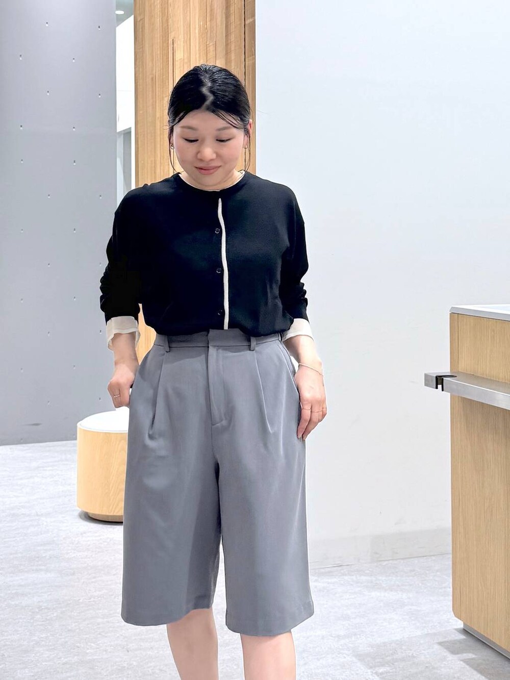 グレー系のその他パンツ、ブラック系のその他シューズ、ブラック系のカーディガン/ボレロを着用したレディースの春コーディネートの3枚目の写真