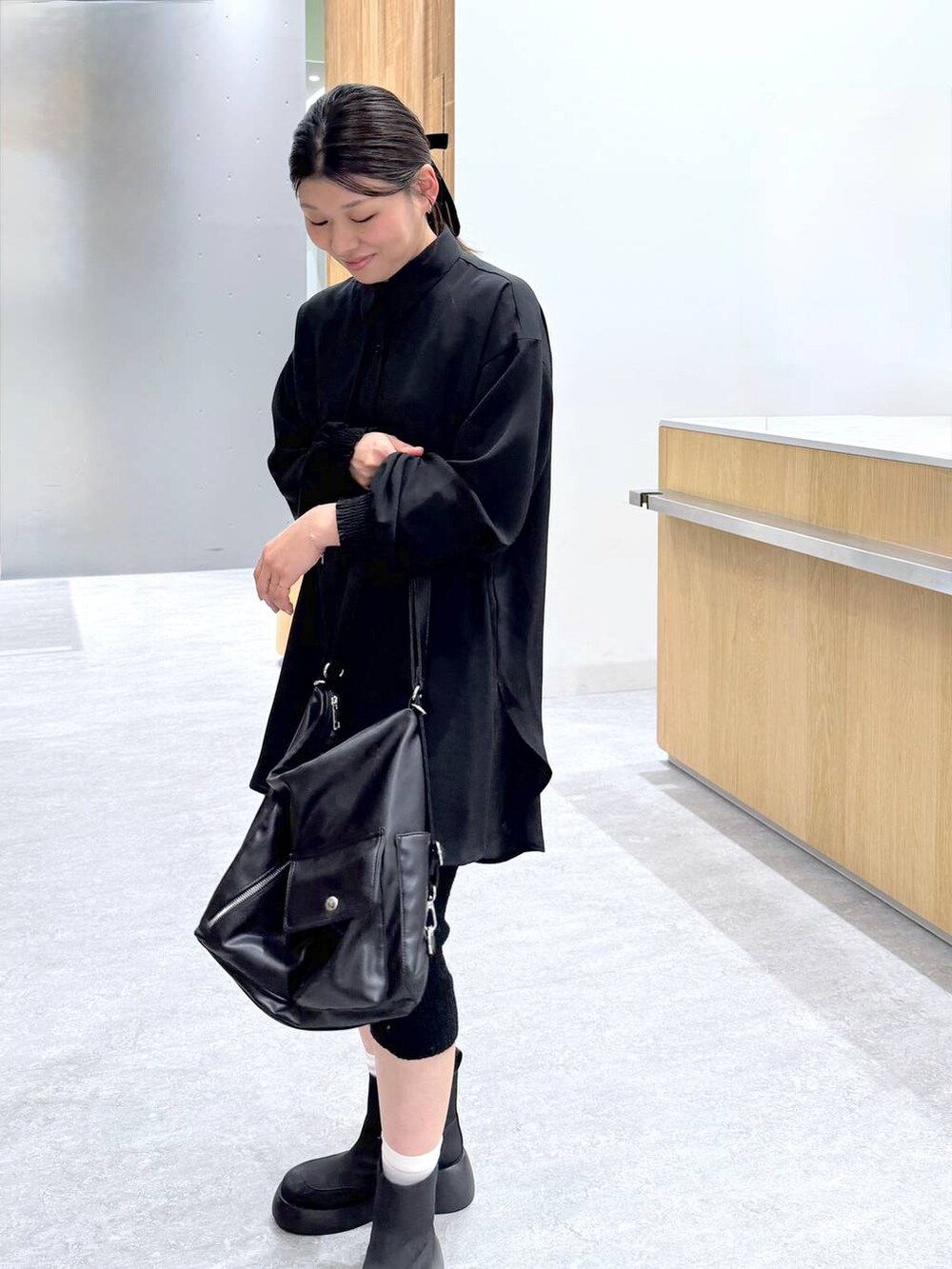 ブラック系のショルダーバッグ、ブラック系のシャツ/ブラウス、ブラック系のその他パンツを着用したレディースの春コーディネートの4枚目の写真