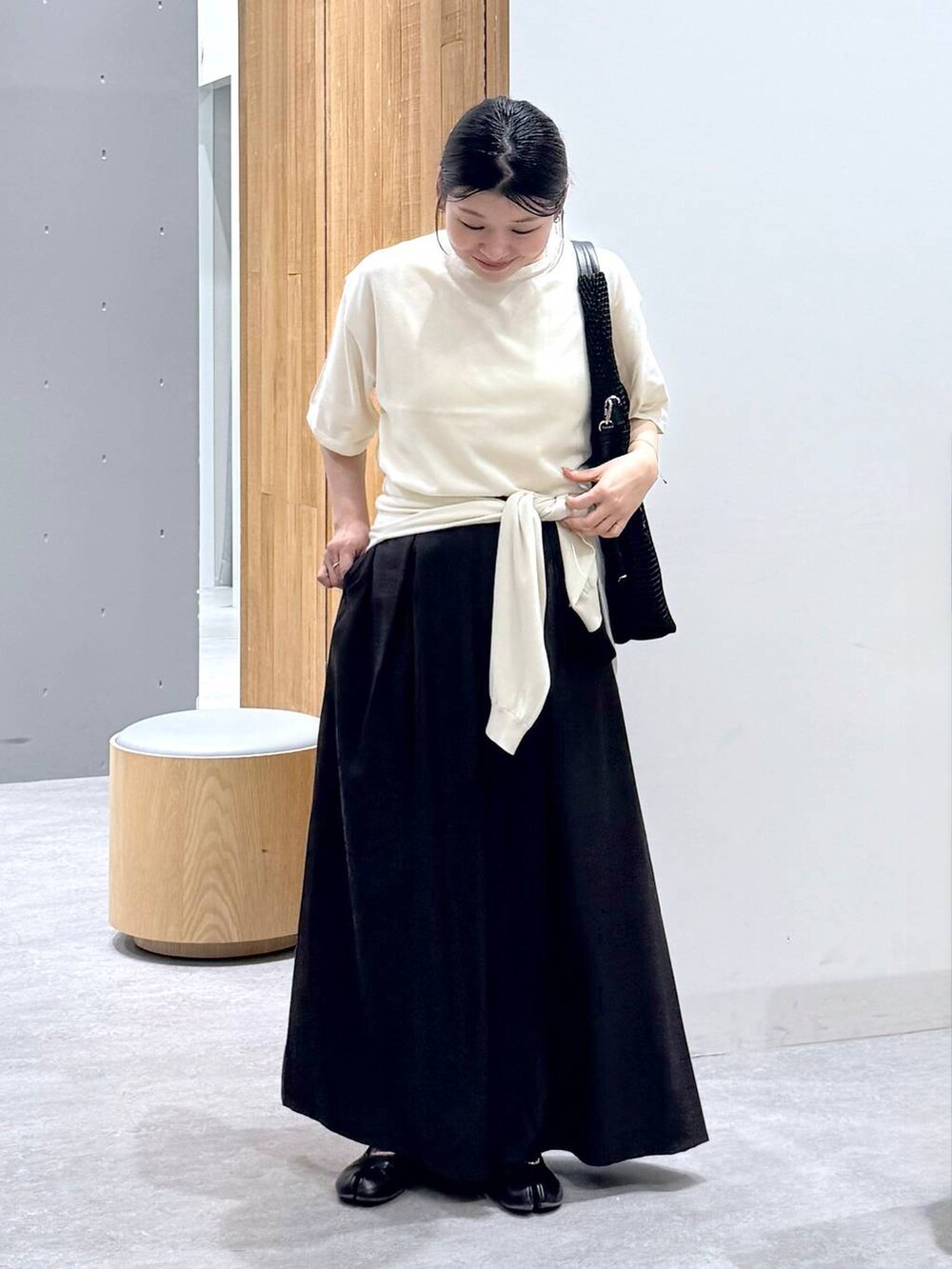 グレー系のその他パンツ、ホワイト系のニット/セーター、ホワイト系のカーディガン/ボレロを着用したレディースの春コーディネートの2枚目の写真