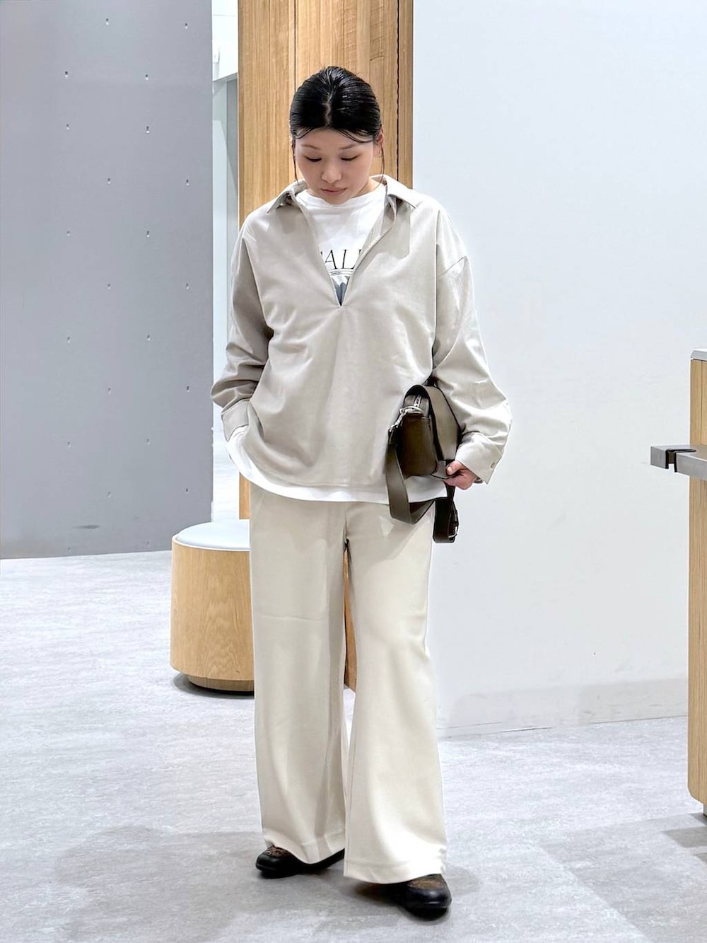 ブラウン系のショルダーバッグ、その他のパンプス、ホワイト系のその他パンツを着用したレディースの春コーディネートの2枚目の写真