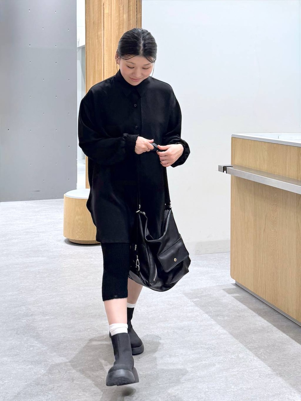 ブラック系のショルダーバッグ、ブラック系のシャツ/ブラウス、ブラック系のその他パンツを着用したレディースの春コーディネートの3枚目の写真