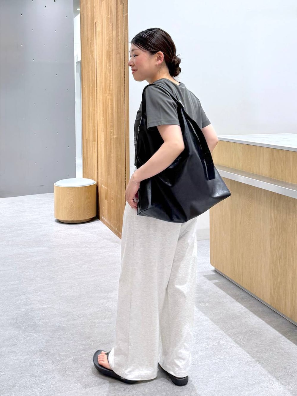 ブラック系のショルダーバッグ、グレー系のTシャツ/カットソー、グレー系のその他パンツを着用したレディースの春コーディネートの5枚目の写真
