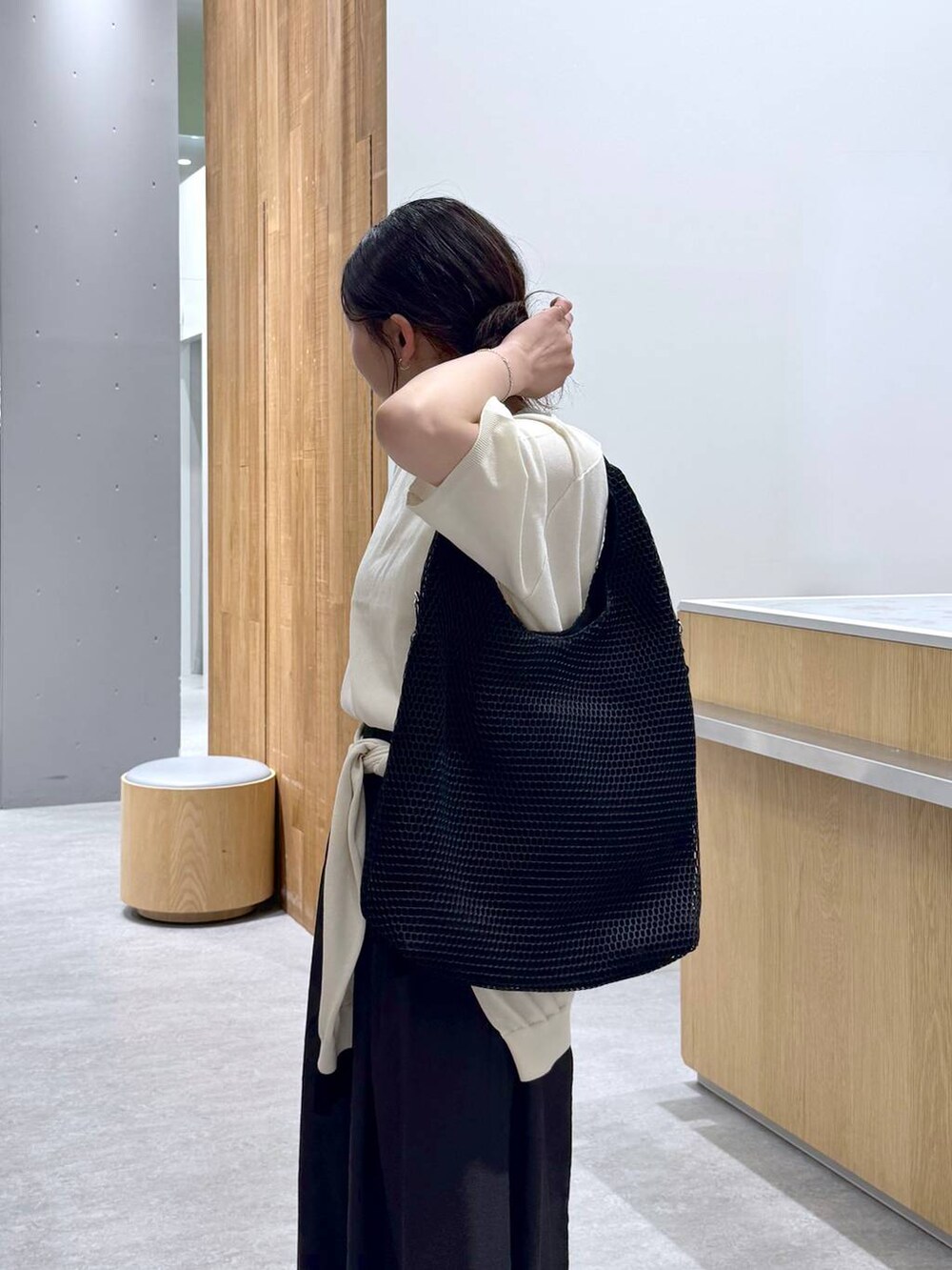 グレー系のその他パンツ、ホワイト系のニット/セーター、ホワイト系のカーディガン/ボレロを着用したレディースの春コーディネートの4枚目の写真