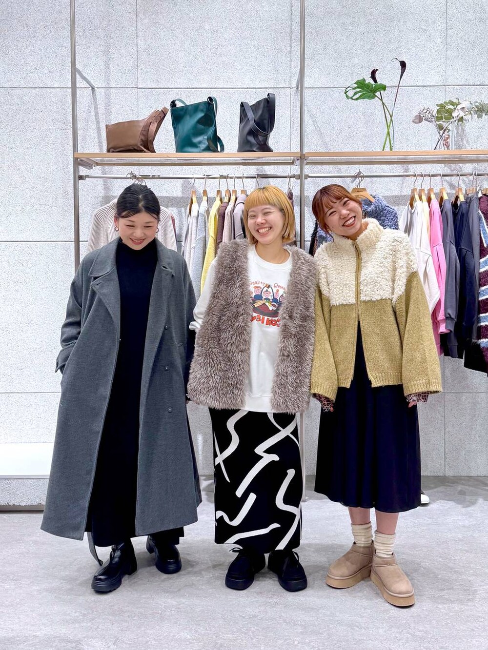 その他のTシャツ/カットソー、ブラック系のスカート、グレー系のステンカラーコートを着用したレディースの秋コーディネートの7枚目の写真