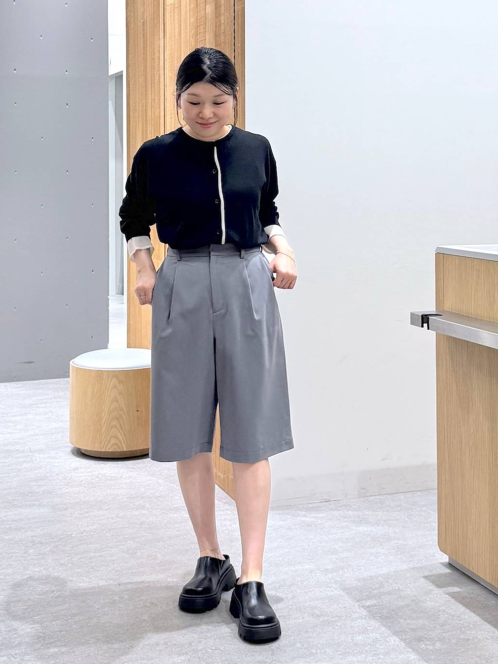 グレー系のその他パンツ、ブラック系のその他シューズ、ブラック系のカーディガン/ボレロを着用したレディースの春コーディネートの6枚目の写真