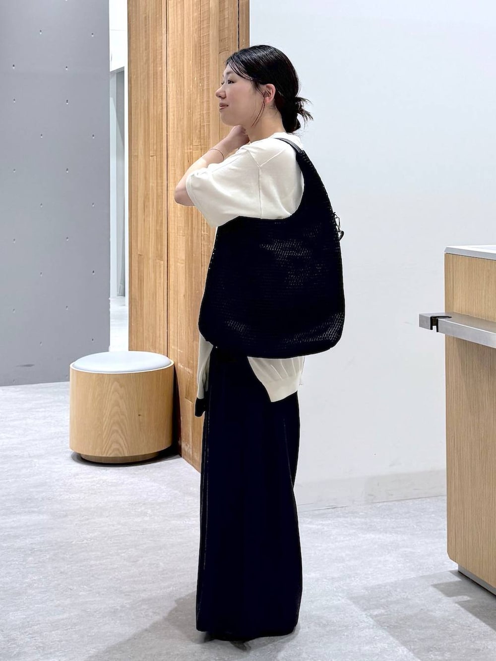 グレー系のその他パンツ、ホワイト系のニット/セーター、ホワイト系のカーディガン/ボレロを着用したレディースの春コーディネートの3枚目の写真